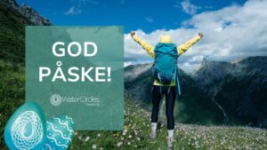 Bilde med teksten "God påske", en person som har hendene over hodet med ryggsekk på ryggen, vakker natur og fjell i bakgrunn.