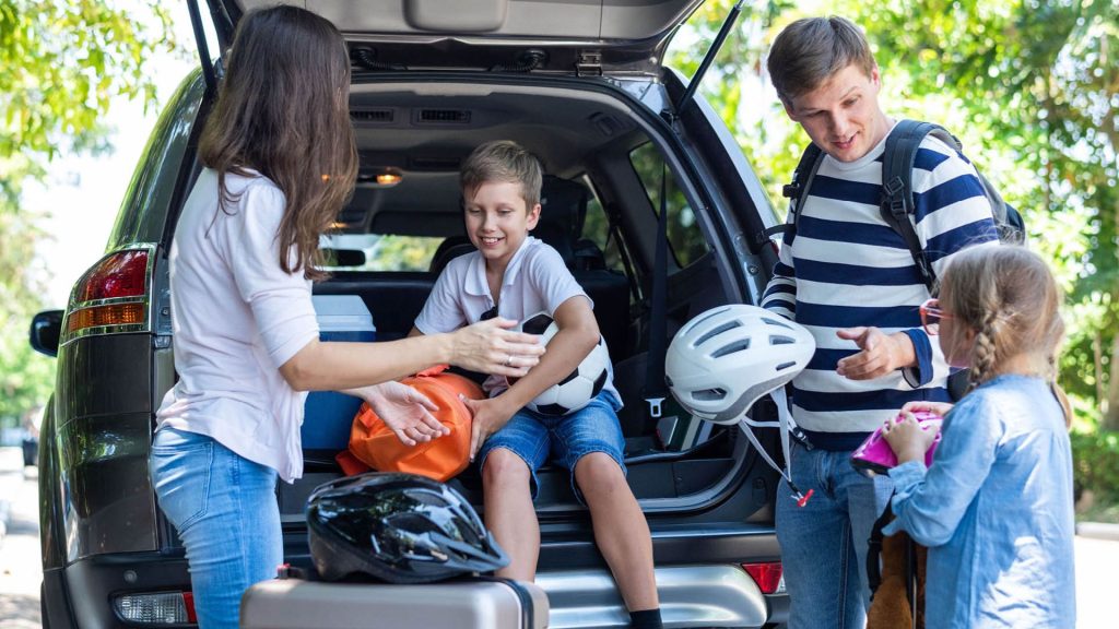 En familie før avreise på bilferie. De kan trygt reise av gårde med Watercircles bilforsirking og reiseforsikring.