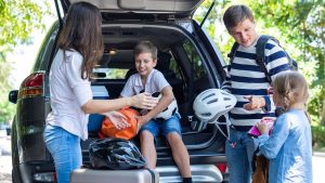 En familie før avreise på bilferie. De kan trygt reise av gårde med Watercircles bilforsirking og reiseforsikring.