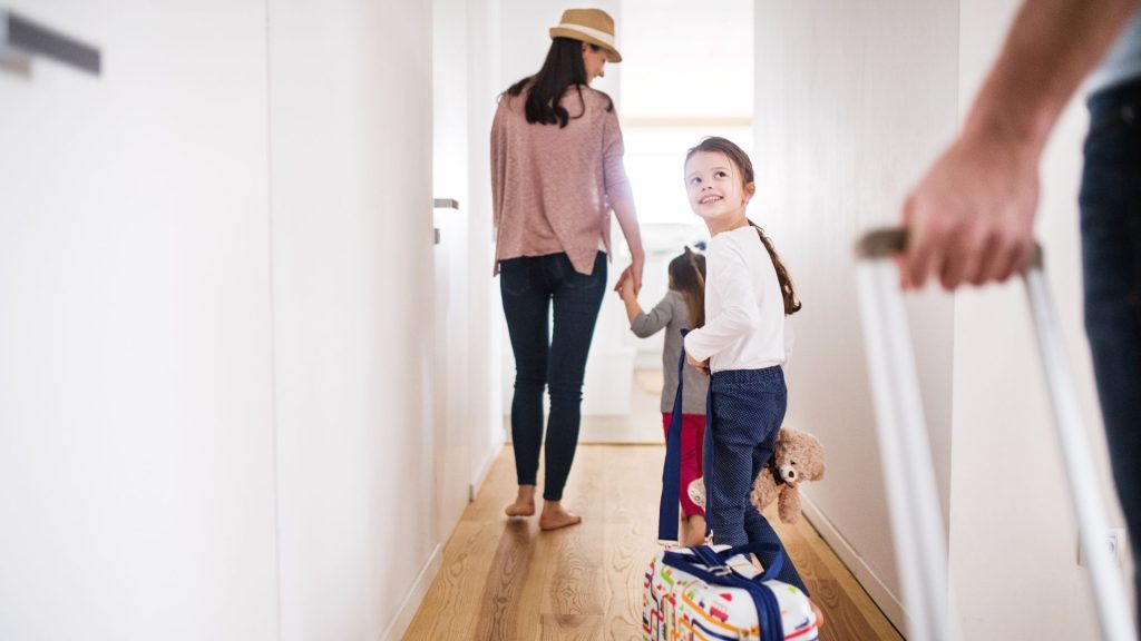 En familie gjør seg klalre til å reise på ferie